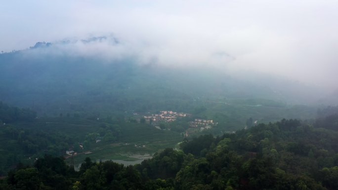 晨雾山色 晨雾中的山麓小镇湖泊