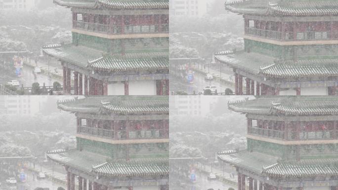 中国西安，雪中的古老钟楼。