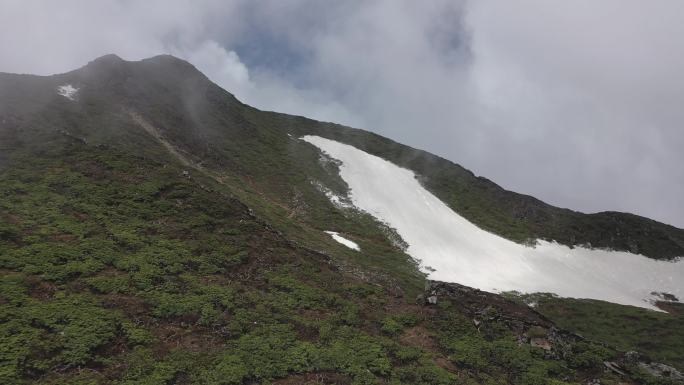 冬末春初云雾缭绕的山顶覆盖着白雪