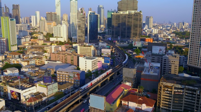 曼谷空中列车与列车相互驶入城市，鸟瞰图