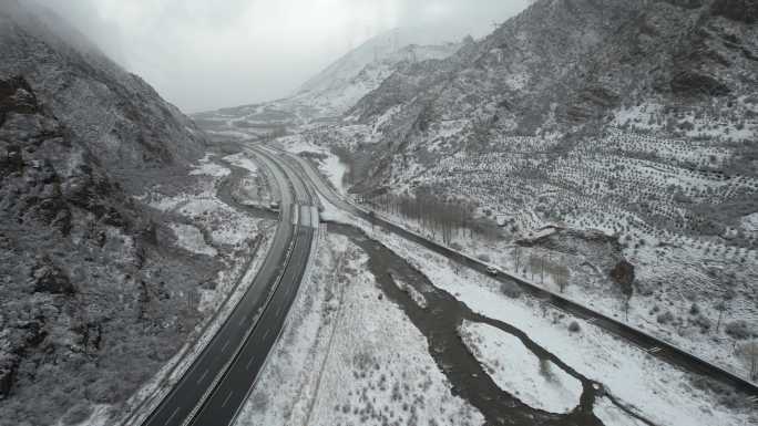 原创 青海玉树共玉高速雪山公路自然风光