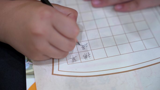 小学生硬笔书法课上用铅笔写字特写