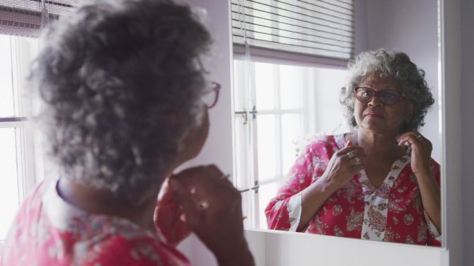 一位年长的非裔美国女性花时间在家照顾自己，保持社交距离