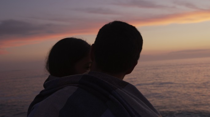 一对年轻的夫妇在欣赏日落
