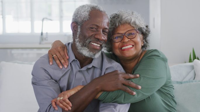 一对老非裔美国人在家里相爱。隔离期间的社交距离