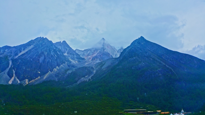 4K超清航拍四川稻城亚丁雪山美景  01