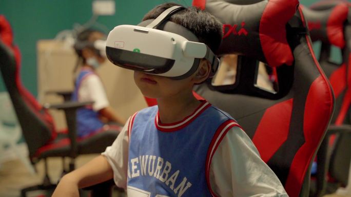 【4k原创】小朋友沉迷在VR游戏里