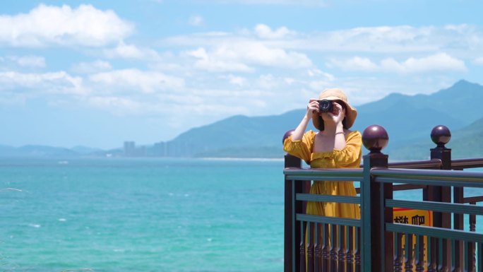 海南万宁石梅湾一个美女在海边拍照