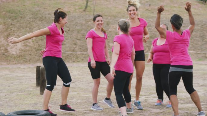 女性朋友喜欢一起在新兵训练营锻炼