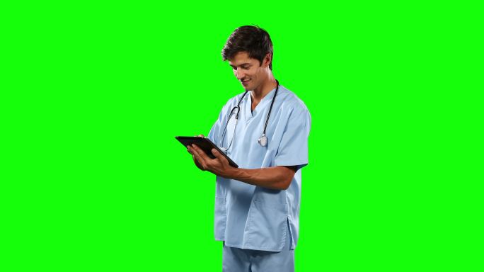医生使用绿色屏幕的数字平板电脑的侧视图