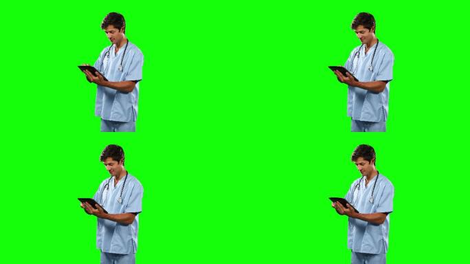 医生使用绿色屏幕的数字平板电脑的侧视图