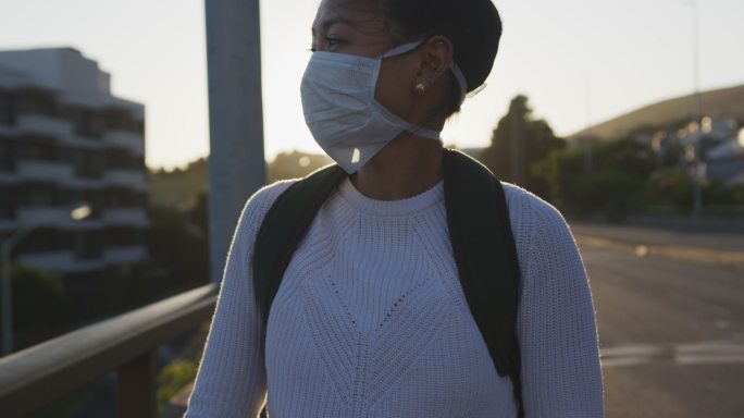 混血妇女戴着医用口罩在街上