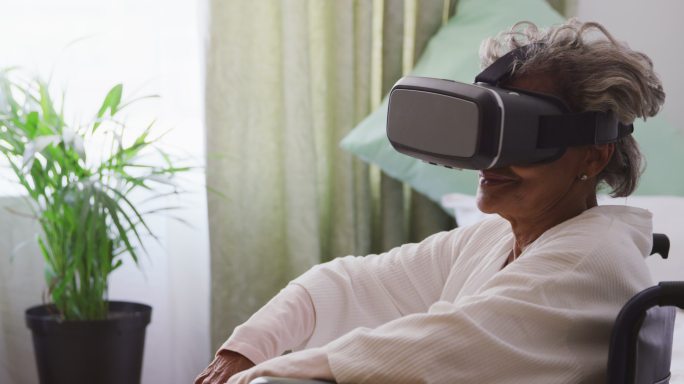 高级女性在社交距离中使用VR耳机