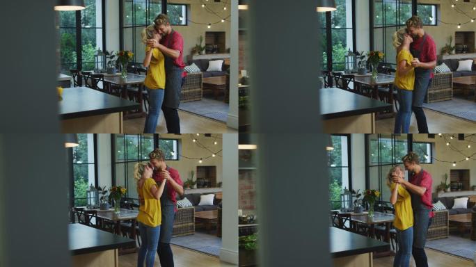 快乐的情侣在厨房跳舞