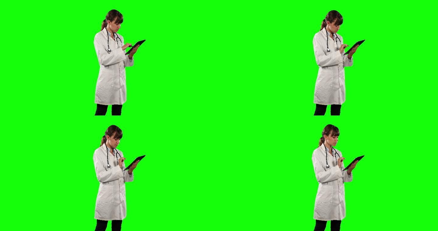 一位女医生使用绿色屏幕的数字平板电脑的侧视图