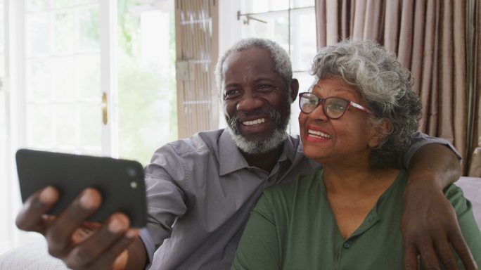 一对高级非裔美国夫妇在自拍。隔离期间的社交距离