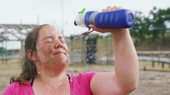 一个白人妇女在训练营往脸上泼水