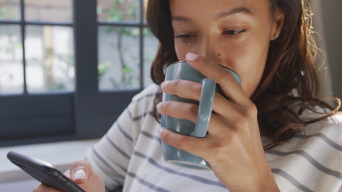 喜欢喝茶的混血妇女。隔离期间的社交距离和自我隔离