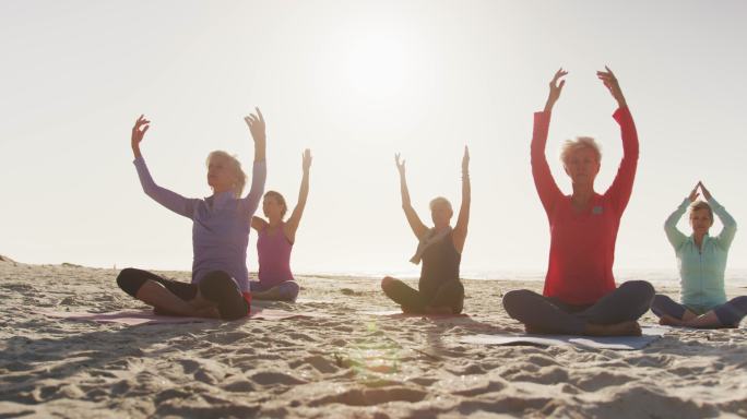 在海滩上做瑜伽的女运动员