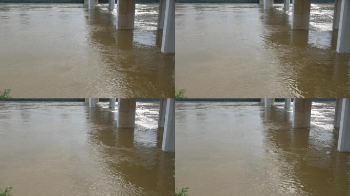 桥底的洪水