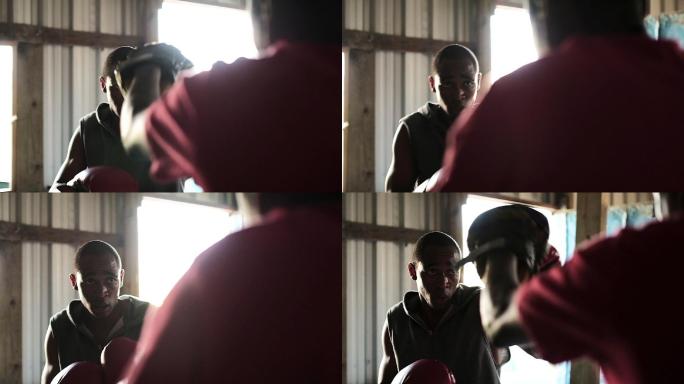 教练和拳击手在体育馆练习拳击
