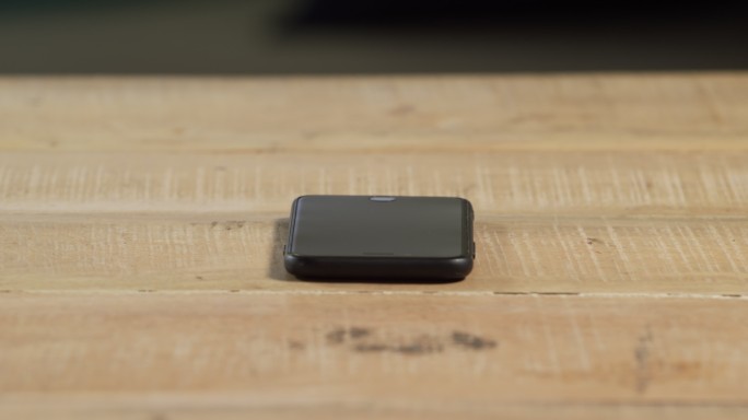 桌子上的智能手机充电宝移动硬盘