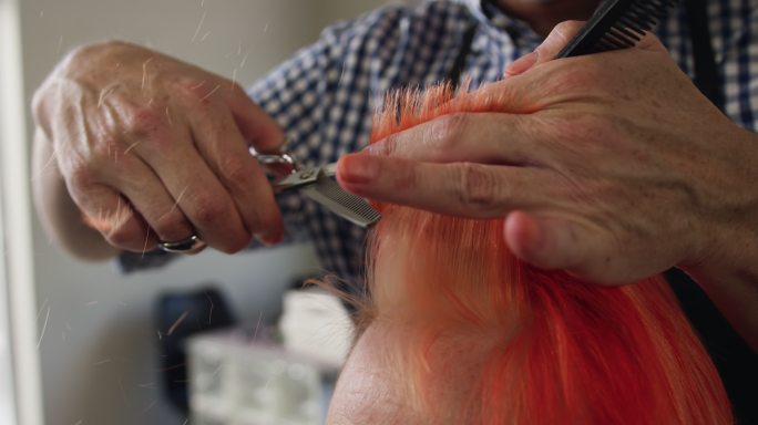 正面的女人正在做她的头发由发型师