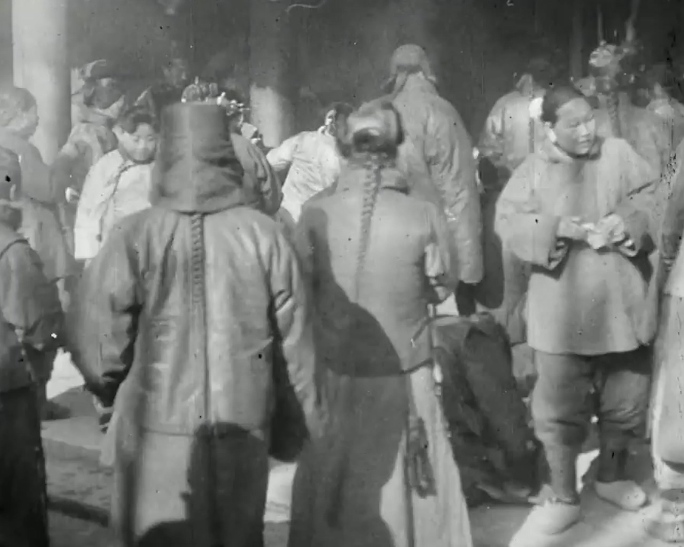二十年代北京庙宇里的群众