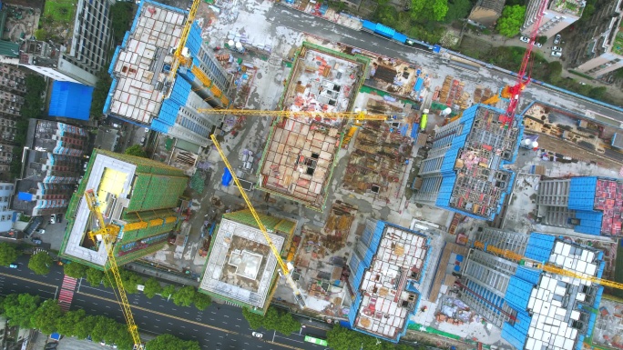 俯拍繁忙建筑工地塔吊运作-城市建设