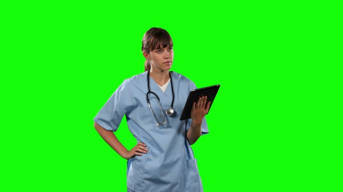 前视图的女医生使用她的数字平板电脑与绿色屏幕