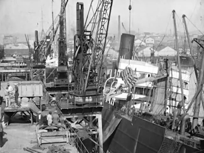 上世纪20年代港口码头装卸货物