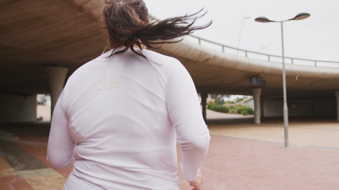 年轻的白人女人在跑步