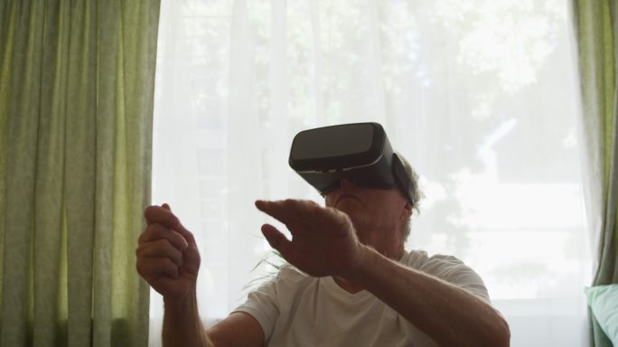使用VR头盔保持社交距离的资深人士