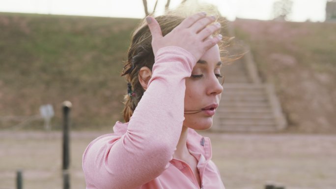 白人妇女在训练营锻炼后疲惫不堪