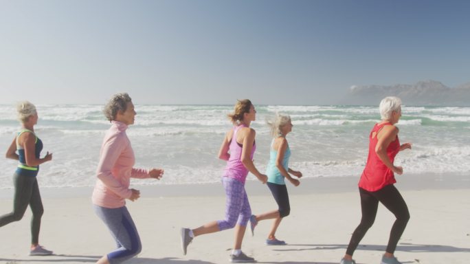 老年妇女在海滩上跑步
