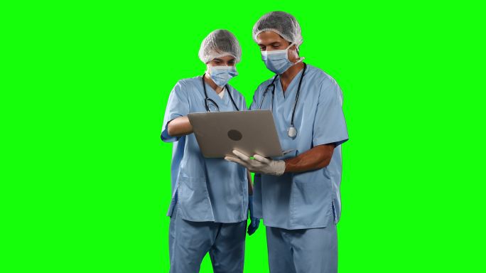 医生在绿色屏幕的笔记本电脑上观看一些结果的正面视图