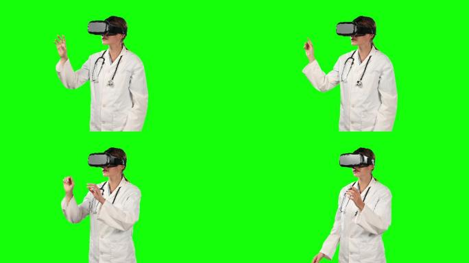 使用绿色屏幕虚拟现实的女医生的正面视图