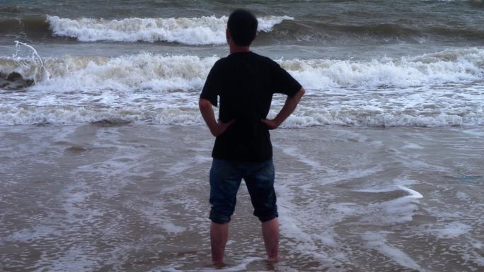 站在沙滩的男人
