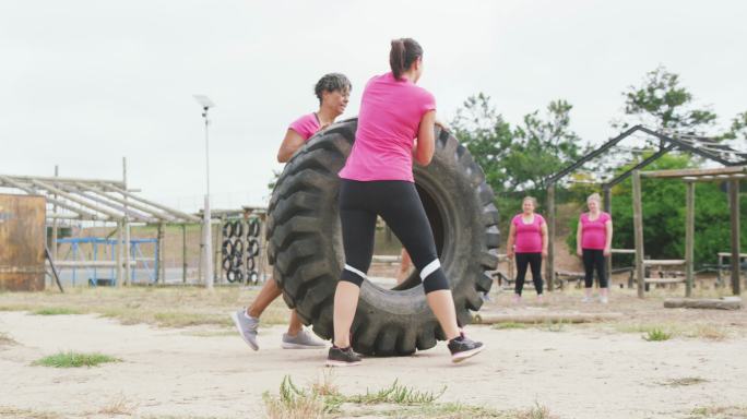 女性朋友喜欢一起在新兵训练营锻炼