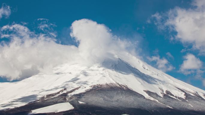 日本富士山和周围流动的云固定机位延时摄影