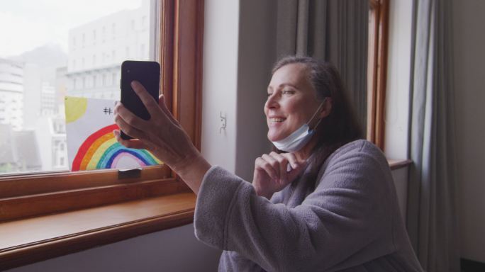 一个女人在家里用智能手机视频聊天