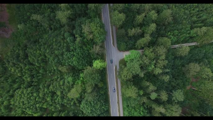 德国公路汽车航拍道路穿过树林飞驰前行空中