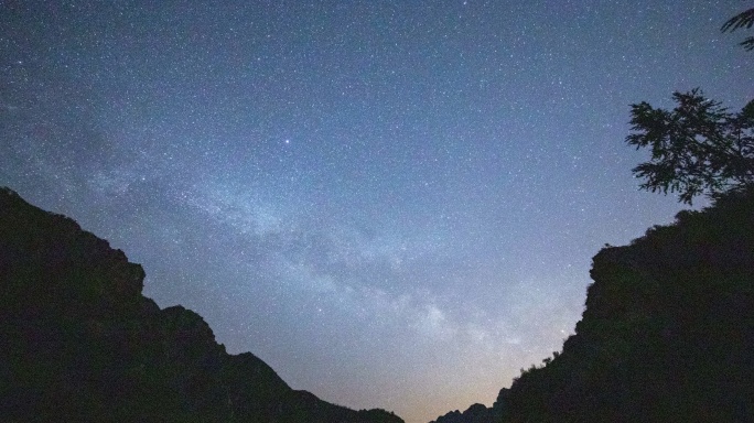 山谷中的夜晚星空延时摄影