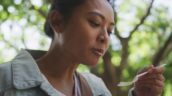 混血女人在街上吃东西