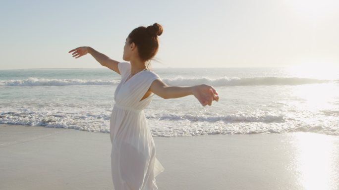 海边的年轻女子美女白色裙子古典优美优雅舞