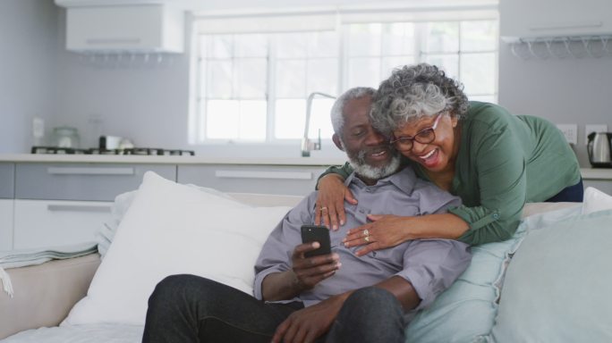 一对老非裔美国人在家里相爱。隔离期间的社交距离