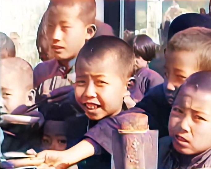 1929年北京街头小孩吃饭