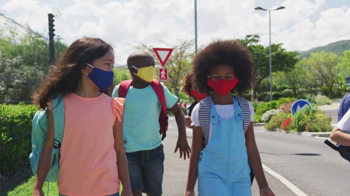 一群孩子戴着口罩走在路上