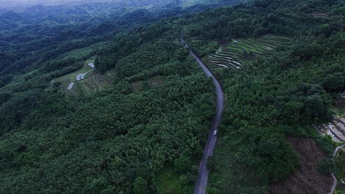 山间小路行驶的汽车航拍