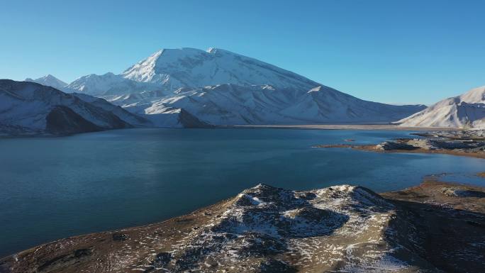 原创 新疆壮丽的湖泊慕士塔格雪峰自然风光